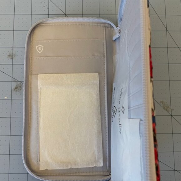 Vera Bradley Women's Outlet Cotton Family Travel Wallet NWT Vineyard Floral - Picture 5 of 5